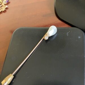 Elegant Pearl and Gold Brooch Pin